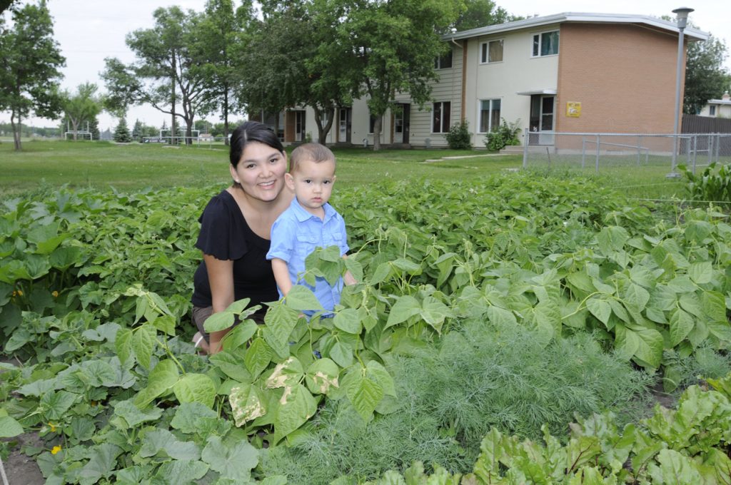 Community gardens_Mom and tot_CHEP